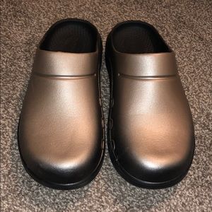 Excellent Condition Oofos clogs size 7